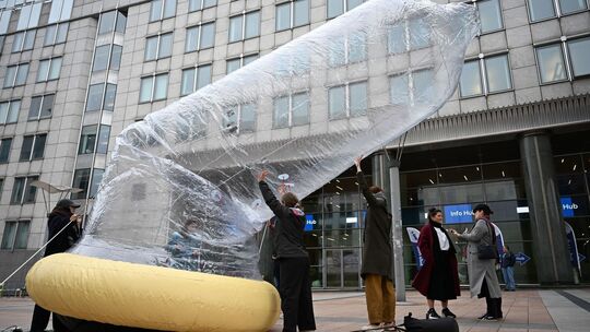 Kondom vor dem EU-Parlament Kondom vor dem EU-Parlament