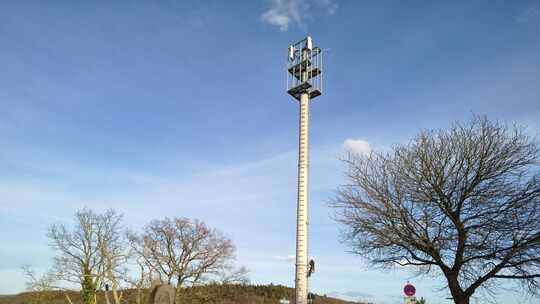 Der 40 Meter hohe Mast wurde an der Ecke Hunsrückstraße/Neue Straße aufgestellt.