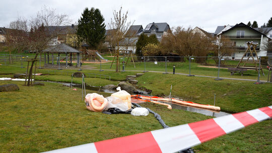 Der Simmerbach in Kisselbach mit angeschlossenem Kinderspielplatz: Hier wird auf Hochtouren Diesel abgepumpt.