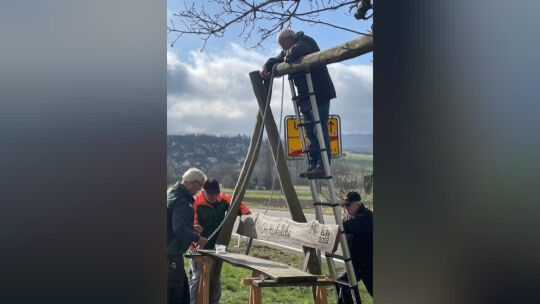 Die Rüstigen Rentner aus Stangenrod haben die Schaukelbank nach dem Vandalismus-Vorfall jetzt durch Eisenketten gesichert.