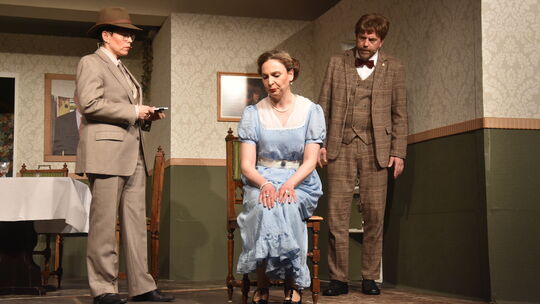 Der Inspektor befragt die Braut und setzt die gesamte Familie unter Druck.