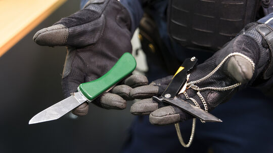 Verbotene Waffen spielen immer wieder in Polizeiberichten und bei Gerichtsverhandlungen eine Rolle.
