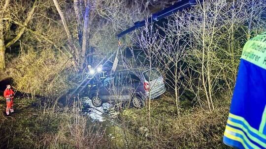 Die Polizei und weitere 37 Kräfte waren in der Nacht von Samstag auf Sonntag bei einem Verkehrsunfall auf der K101 zwischen Birk