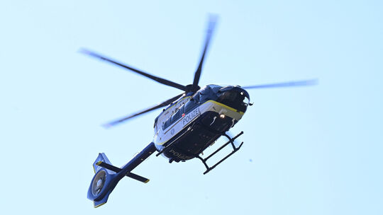 Ein Polizeihubschrauber (Symbolfoto) war bei der Fahndung nach einem möglichen Mittäter einer versuchten Erpressung in Herschbac