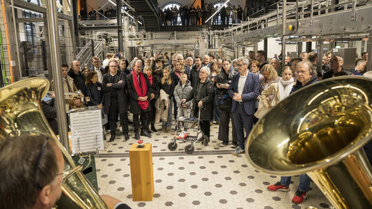 Großes Spektakel bei der Westerwald-Brauerei in Hachenburg: Am vergangenen Samstag wurde die neue Flaschenabfüllanlage offiziell