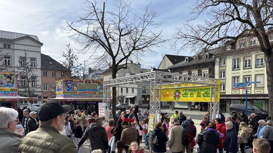 Als am Sonntag die Sonne herauskam, nutzten viele Neuwieder noch die Gelegenheit, um das neue Frühlingsfest auf dem Marktplatz z
