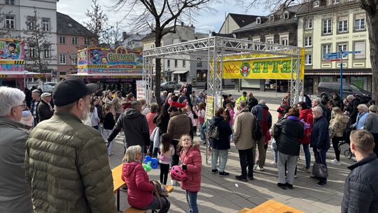 Als am Sonntag die Sonne herauskam, nutzten viele Neuwieder noch die Gelegenheit, um das neue Frühlingsfest auf dem Marktplatz z