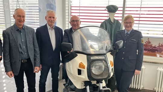 Wolfgang Wurm (von links), Erwin Reinl, Ferdinand Möller und Sigrid Tjaden waren zu "75 Jahre Bundesgrenzschutz" als Zeitzeugen