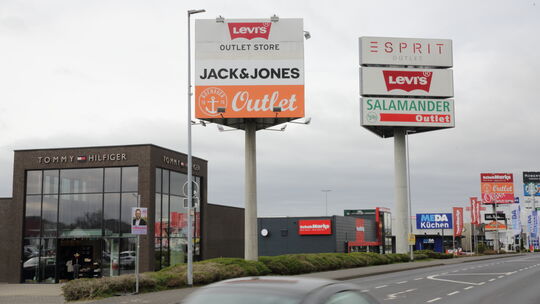 Bekleidungsgeschäfte in der Industriestraße im Gewerbepark Mülheim Kärlich