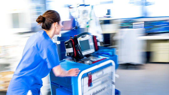 In Deutschland erleiden jährlich etwa 70.000 Menschen außerhalb eines Krankenhauses einen plötzlichen Herz-Kreislauf-Stillstand.