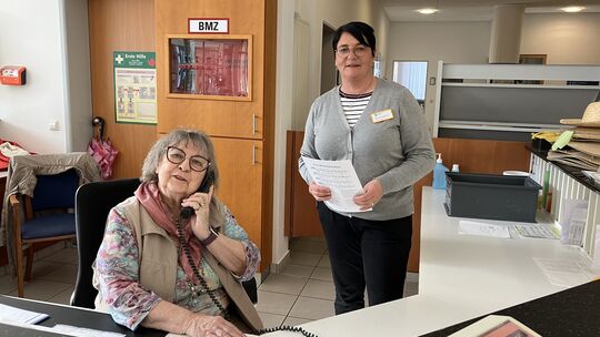 Hiltrud Hayer (links) ist für Einrichtungsleiterin Maureen Nuppeney in St. Hedwig eine große Hilfe und an der Rezeption schon zu