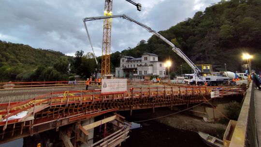 Schon im vergangenen Herbst fanden ausgedehnte Betonierungsarbeiten auf der Lahnbrücke in Balduinstein statt. Nun ereignete sich