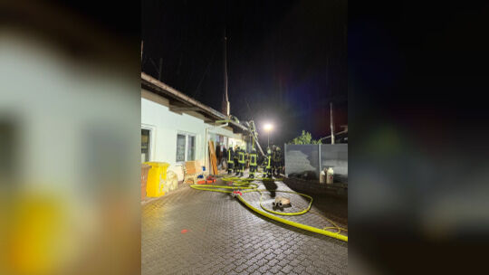 Das Feuer im Bereich des Schornsteines eines Brennofens in Mogendorf konnte die Feuerwehr rasch löschen und so ein Übergreifen d