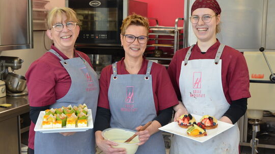 Während Konditorin Sabine Heuboth noch Creme anrührt, präsentiert die Leiterin der Süßen Werkstatt Laura Köfer schon ein ganzes