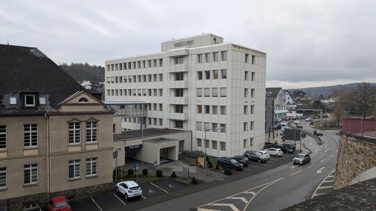 Ein Bild von wehenden Hakenkreuz-Flaggen soll ein 20-Jähriger im vergangenen Sommer bei WhatsApp in einer Gruppe geteilt haben.