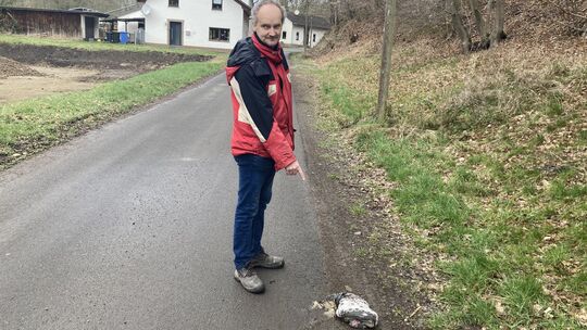 Eine aufgeplatzte Erwachsenenwindel hat Edwin Hess am Fuße einer Böschung bei Hamm entdeckt. Dass immer mehr dieser Exemplare ei
