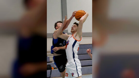 Marvin Helmes-Stumpf (in Ballbesitz) stellt im letzten Heimspiel des VfL Bad Kreuznach seine Offensivqualitäten unter Beweis.
