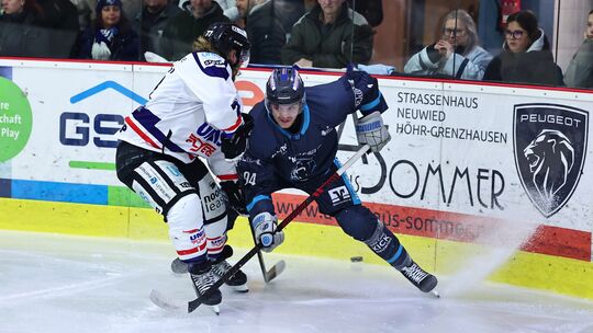 Der EHC Neuwied um Daniel Becker (rechts) startet am Freitag ins Finale in der Central European Hockey League. Gegen das Team vo