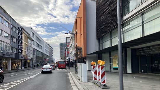 Am Zentralplatz ist nicht mehr allzu viel zu sehen von dem Unfall am letzten Samstag im Februar. Da war ein Auto auf den Bürgers