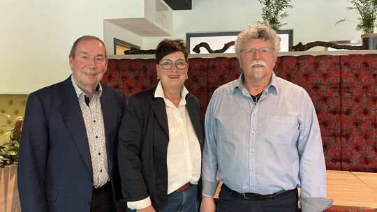 Bernhard Keppelen (rechst) und Regina Fuhrmann führen den neu gegründeten Seniorenverein Cochem-Zell an. Karlheinz Franzen (link