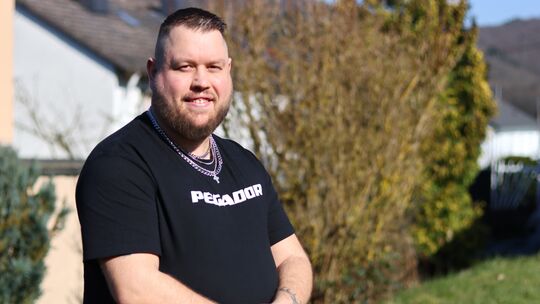 Manuel Anton (33) leidet an starker Niereninsuffizienz. Der Vater von drei Kindern muss mehrmals täglich sein Blut waschen und h