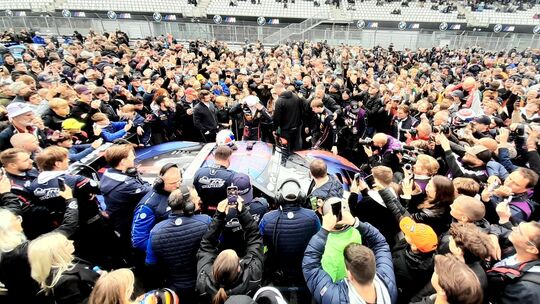 Wie im Bienenschwarm wurde der Verstappen-Ferrari im vergangenen Jahr von den Fans am Nürburgring in der Startaufstellung belage