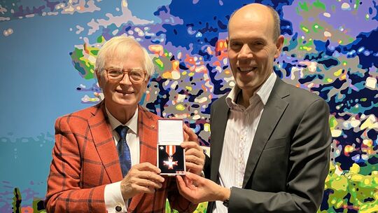 Landrat Volker Boch (rechts) zeichnete Georg Brenner (links) in der letzten Kreisausschusssitzung 2025 mit dem Silbernen Feuerwe