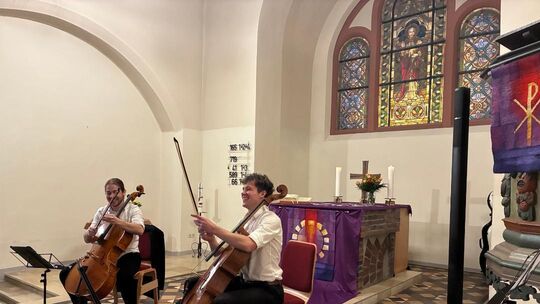 Das Cello-Duo, bestehend aus Leo Stoll und Elias Hauth, rockte die Schönborner Kirche.