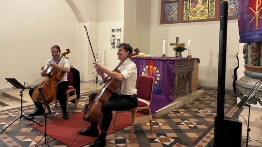 Das Cello-Duo, bestehend aus Leo Stoll und Elias Hauth, rockte die Schönborner Kirche.