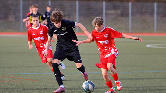 In der C-Jugend-Rheinlandliga kämpfen der JFV Rhein-Hunsrück (in Schwarz) und der JFV Schieferland gegen den Abstieg, beide steh