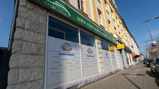 Der Verein Essenz Koblenz wurde nach eigenen Angaben im Jahr 2022 ins Leben gerufen. Mittlerweile betreibt er Vereins- und Gebet