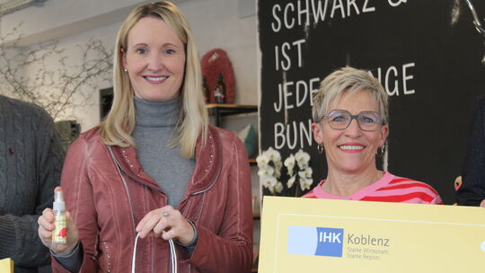 Mit einem entspannenden Anti-Monster-Spray gegen den Bürokratiestress. IHK-Geschäftsführerin Kristina Kutting (links) hatte - ne