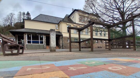 Die Grundschule Fischbach ist dringend sanierungsbedürftig - aber lohnt das noch angesichts der beengten Verhältnisse? Nun steht