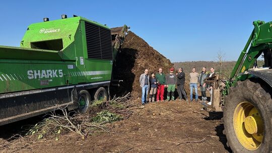 Ihre Feuertaufe bestand die neue Schreddermaschine Shark 5 jüngst auf dem Grüngutplatz von Landwirt Thilo Petry am Sonnenhof in
