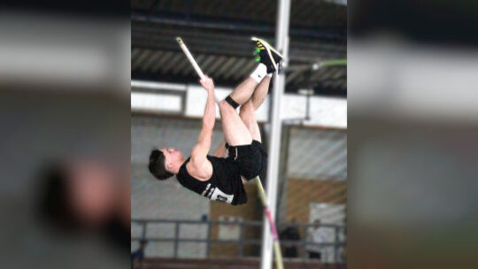 Bei 4,32 Metern liegt mittlerweile die persönliche Bestleistung von Jonas Jäckel vom TV Oberstein im Stabhochsprung. In Zweibrüc Bei 4,32 Metern liegt mittlerweile die persönliche Bestleistung von Jonas Jäckel vom TV Oberstein im Stabhochsprung. In Zweibrüc