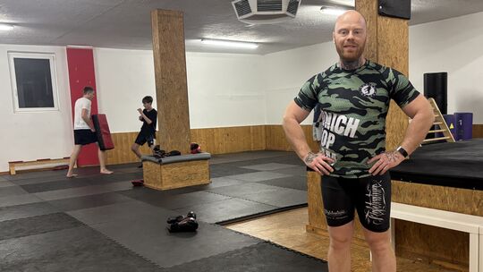 Im Hintergrund wird schon fleißig trainiert: In der Heddesdorfer Buhrgasse findet die Kampfsportschule Red Dragon unter Leitung