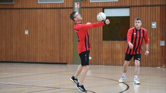 Harald Saß (am Ball) gefiel vor allem mit nach wie vor schnellen Beinen. Hier legt er dem lauernden Bernd Göttert den Ball auf.