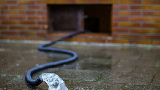 Mit vergleichsweise einfachen Mitteln können Hausbesitzer ihr Eigentum vor Starkregen schützen.