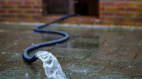 Mit vergleichsweise einfachen Mitteln können Hausbesitzer ihr Eigentum vor Starkregen schützen.