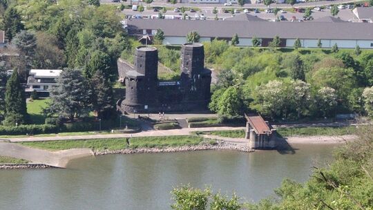 Die Brückentürme Remagen im Blick von der Erpeler Ley. Das Friedensmuseum ist kürzlich mit mehreren Auszeichnungen geehrt worden