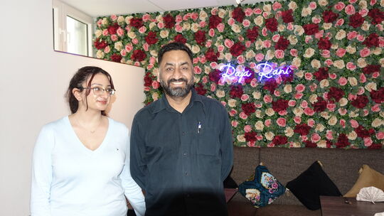 Inhaber Mannohan Singh Sahota und Tochter Ria zählen zum achtköpfigen Team, das im indischen Restaurant "Raja Rani" für das Wohl