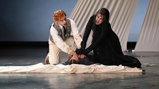 Unheimliche Begegnung: Zwei Geister (Dreke Rue als Quint und Slija Schindler als Miss Jessel), knien über der joungen Gouvernant