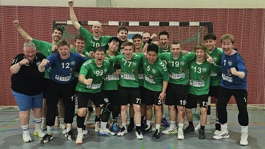 Die zweite Mannschaft des HSV Sobernheim ist am Ziel. Über die Meisterschaft freuen sich: (vorne von links) Trainerin Yvonne Tho