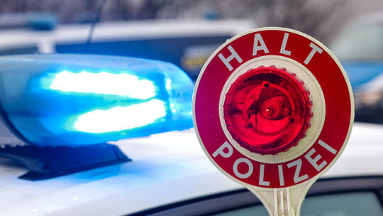 Polizeikontrolle: Ohne eine gültige Fahrerlaubnis drohen harte Konsequenzen. Ausreden gelten nicht.
