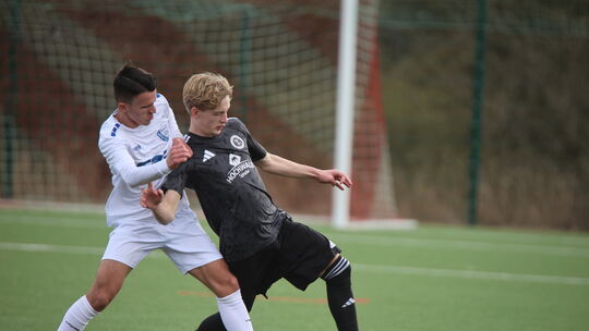 Ramon von Ondarza (rechts) behauptet den Ball. Mit seinem SC Idar-Oberstein reichte es in der U17-Regionalliga zu einem 2:2 gege