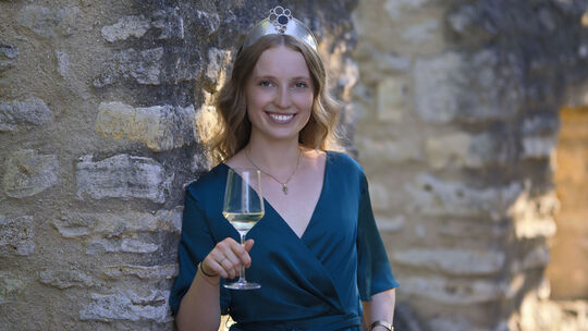 Anna Zenz aus Ediger-Eller ist Deutsche Weinkönigin und begleitet mit weiteren Majestäten die Weinprobe im Calmont-Forum.