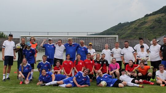 Ein Gruppenbild vom Inklusionsturnier aus dem letzten Jahr: Die Freude am Sport ist unverkennbar.