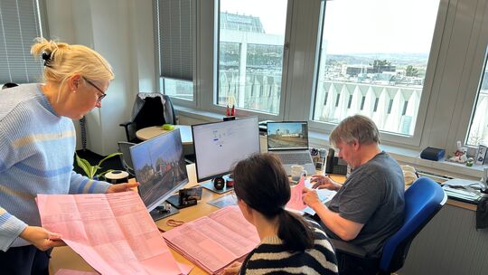 Drei Mitarbeiter der Stadtverwaltung Limburg im Stadthaus auf der Dietkircher Höhe beim Auszählen der Wählerstimmen für die Krei