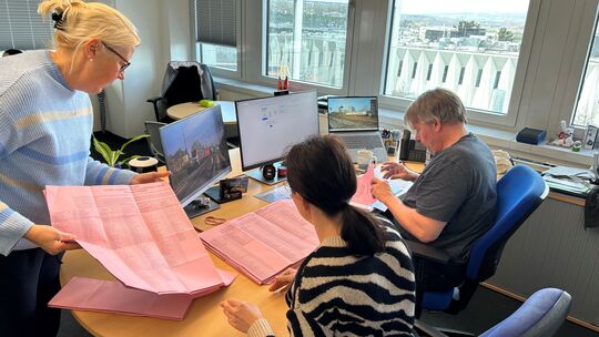 Drei Mitarbeiter der Stadtverwaltung Limburg im Stadthaus auf der Dietkircher Höhe beim Auszählen der Wählerstimmen für die Krei