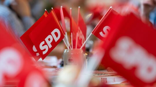 Die Sonderbeurlaubung von Beamten durch die SPD-geführte Landesregierung sorgt für teils heftige Kritik. Seit Jahren genehmigt d